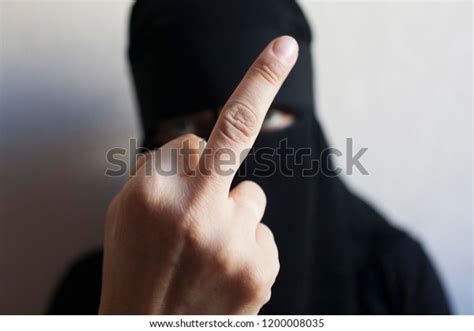 Woman Niqab Showing Middle Finger 스톡 사진 1200008035 Shutterstock