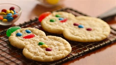 Instagram account @threesnackateers saw the cookies at walmart, and the spring ones come in two varieties. Spiral Snowmen Cookies | Holiday Cottage