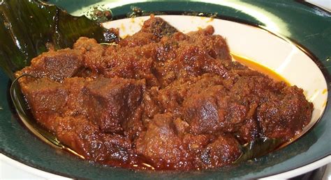 Ikan balado merupakan ikan yang dimasak dengan bumbu balado berisi cabe, tomat, jeruk nipis, bawang merah, garam, gula, dan air. Resep Dan Cara Membuat Daging Rendang Padang Empuk Asli Enak | Resep Masakan