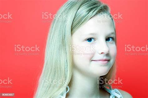 笑顔の女の子赤 女の子のストックフォトや画像を多数ご用意 女の子 金髪 カラー画像 Istock