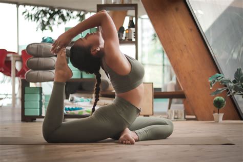 15 posturas de yoga perfectas para hacer nada más levantarte y estirar todo el cuerpo