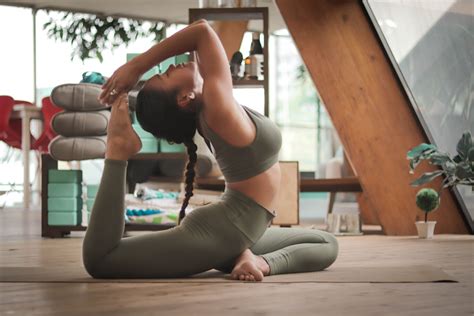 Posturas De Yoga Perfectas Para Hacer Nada M S Levantarte Y Estirar