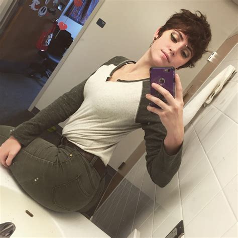 𝓢𝓱𝓮 𝓯𝓪𝓷𝓬𝔂 short hair styles mirror selfie fancy