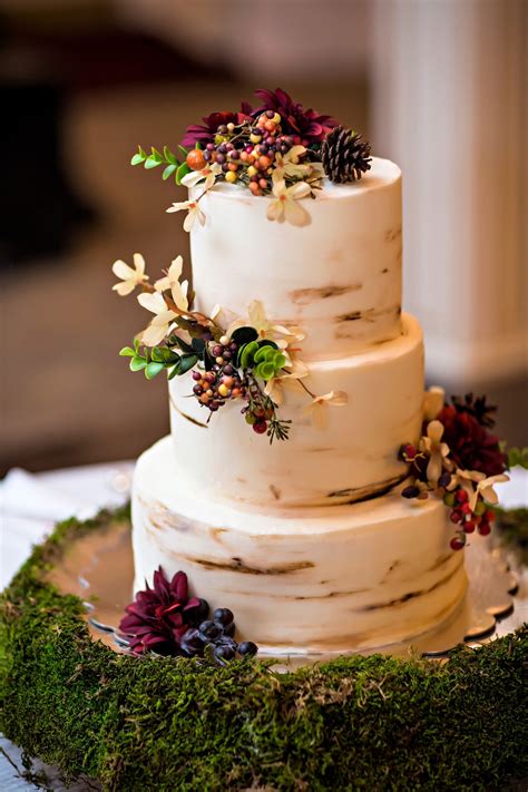 49 Fall Wedding Cakes We Re Obsessed With Winter Wedding Cake Fall Themed Wedding Cakes Fall
