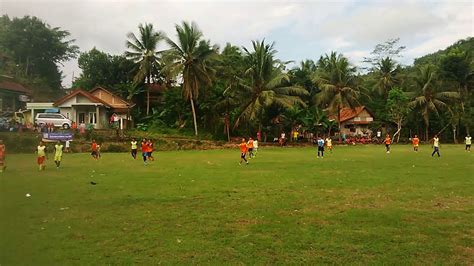 Padang yang tidak mematuhi peruntukan saiz ini dianggap tidak layak sebagai tempat perlawanan bola sepak. Sepak bola kampung - YouTube