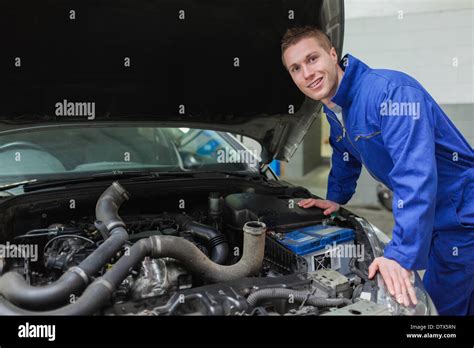 Mechaniker Arbeiten Unter Motorhaube Stockfotografie Alamy