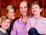 El Príncipe Eduardo celebra su 50 cumpleaños posando con su mujer ...