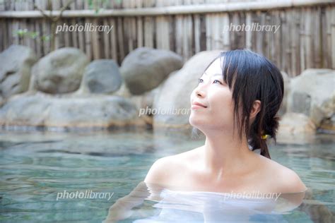 温泉に入る女性 写真素材 852494 フォトライブラリー Photolibrary