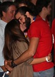 Ricky Rubio y su pareja se comen a besos durante la celebración del Mundial