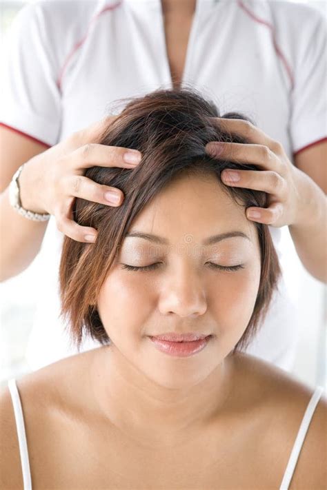 Giovane Massaggio Ottenente Femminile Della Testa E Della Spalla Immagine Stock Immagine Di