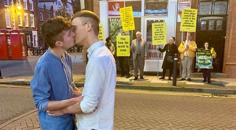 ‘love Is Love’ Gay Couple Kiss In Front Of Anti Lgbtqia Protesters In Viral Photo Trending