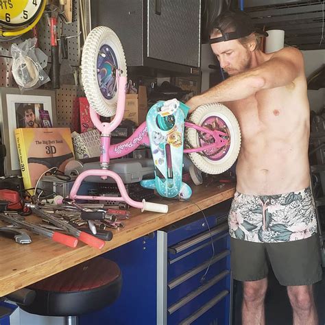 Dax Shepard Fixed His Daughters Bike Shirtless And Its Priceless E