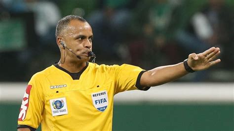 Es un árbitro joven que personalmente me gustó que el partido entre argentina y perú sea dirigido por un árbitro brasileño. Wilton Pereira Sampaio apita duelo entre Bahia e ...