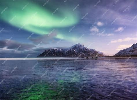 Aurora Borealis Skagsanden Plage Sur Les îles Lofoten Norvège étoiles