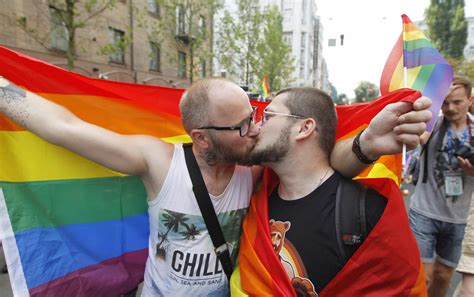 Anton Y Andrey La Historia De Amor Gay Que Desafía Desde Barcelona Las