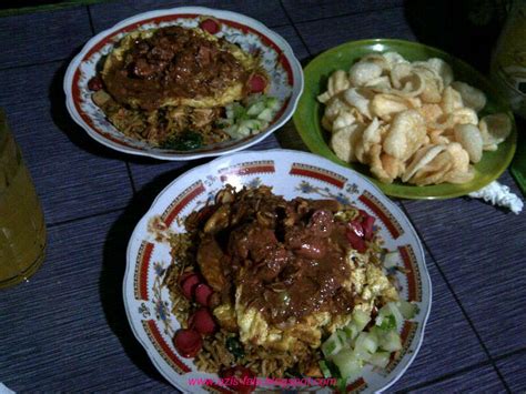 Juga memproduksi kulit pangsit dan bakso frozen. Nasi Goreng Iblis Surabaya ~ Azis Fals