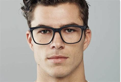 Model Kacamata Untuk Wajah Oval Pria Dari Square Hingga Oversize Varia Katadata Co Id