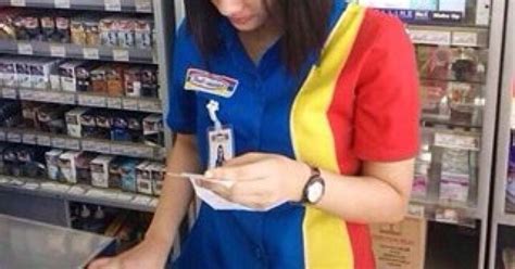 Mendadak Terkenal Ini Dia Kisah Si Kasir Cantik Indomaret Bernama Siti