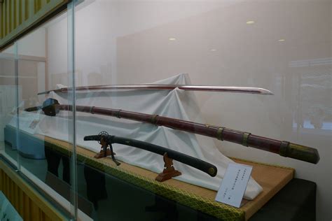 Maybe you would like to learn more about one of these? Longest Sword in the World... JTM Photo No.97 ...
