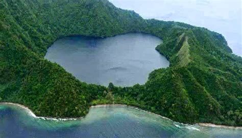 Tinggi muka air laut pasang naik dan pasang surut tidak sama setiap hari. 7 Danau Paling Unik di Indonesia | Berita 910