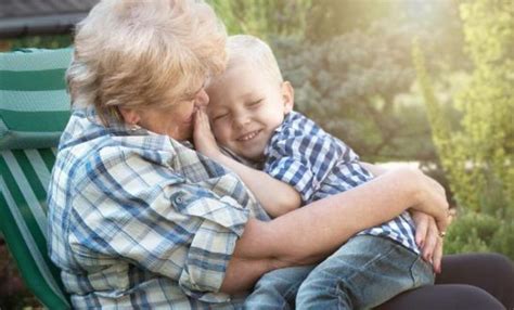 Una abuela quiere cobrarle dólares por hora a su hija por cuidar a su nieto No soy una guardería