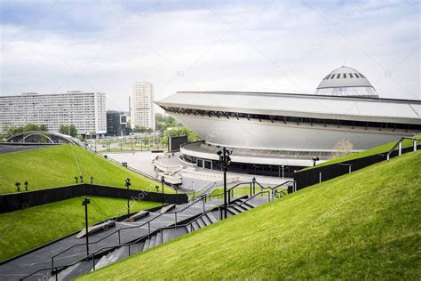 Spodek is a sports and concert complex in the polish city of katowice. Sala de entretenimiento llamada Spodek en el centro de la ...