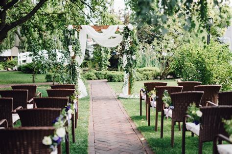 23 Backyard Wedding Ideas How To Plan A Backyard Wedding Yeah Weddings