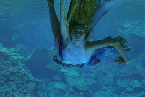 무료 이미지 바다 대양 소녀 수영 푸른 암초 자유 의지 인어 신화의 생물 가상의 인물 해양 생물학 수중 다이빙 2172x1448 734591