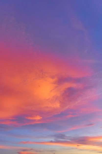 Increíbles Nubes Rojas Al Atardecer Contra El Cielo Azul Foto Premium