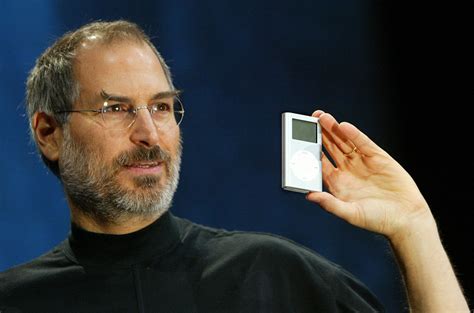 Стив джобс представляет ipod.2001 год|steve jobs introduces the ipod. Prototype of Original iPod Came with 20 CDs Curated by ...