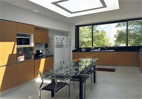 Un viaje gastronómico cuidado al detalle que completamos con los mejores utensilios. Ideas para iluminar la cocina con luz natural