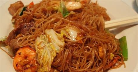 Bihun goreng memiliki bentuk yang sama seperti mi, hanya saja warna dari bihun putih. Resep Cara Membuat Bihun Goreng Enak Sederhana (Dengan gambar) | Resep masakan indonesia