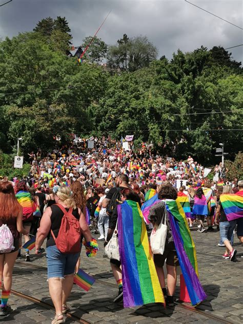 Galerie Prague Pride 2022 Duhového Průvodu Se Zúčastnilo 60 Tisíc