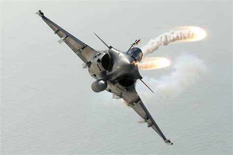 Rafale fighter jet fires flares | Defence Forum & Military Photos ...