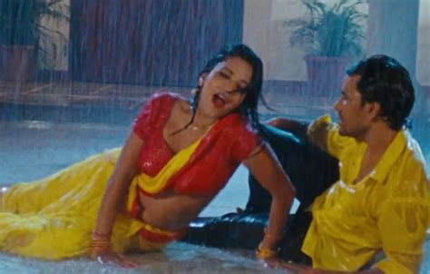 Bhojpuri Actress Monalisa Rain Dance Song With Nirahua