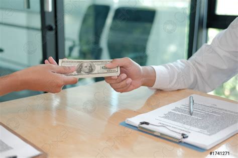 Hombre De Negocios Recibiendo Dinero Mujer Dando Billetes En Efectivo Foto De Stock 1741271