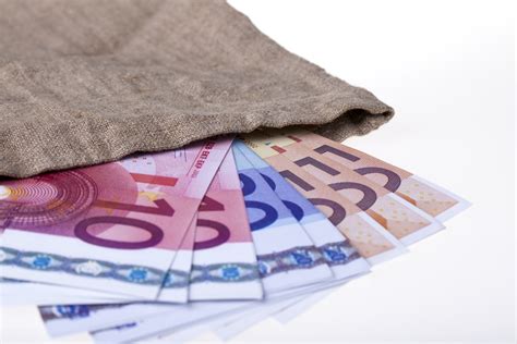 Από τις 18 έως τις 31 μαΐου μπορούν οι επιχειρήσεις και οι εργαζόμενοι που πλήττονται από την κρίση του κορονοϊού να κάνουν αίτηση για να λάβουν το έκτακτο επίδομα των 534 ευρώ. Επίδομα 534 ευρώ και μείωση ενοικίου και τον Ιανουάριο ...