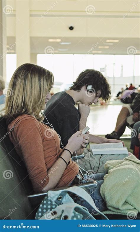 Adolescentes De Espera Do Aeroporto Imagem De Stock Imagem De