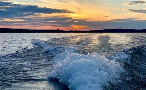 U Of M Researches Water Quality Impacts Of Boat Wakes Big Waves Kaxe