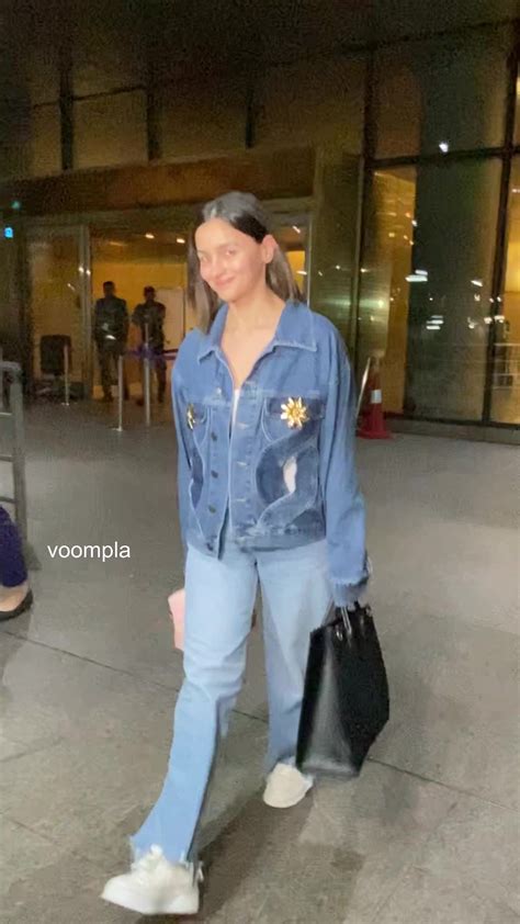 alia bhatt spotted at the airport as she flies back into mumbai🛬 voompla