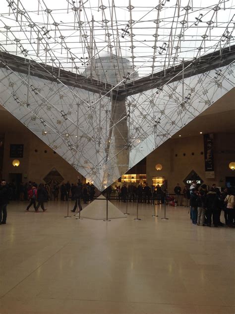 La Famosa Pirámide Invertida En El Carrousel Del Louvre European