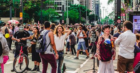 Multidão De Pessoas Na Rua · Foto Profissional Gratuita
