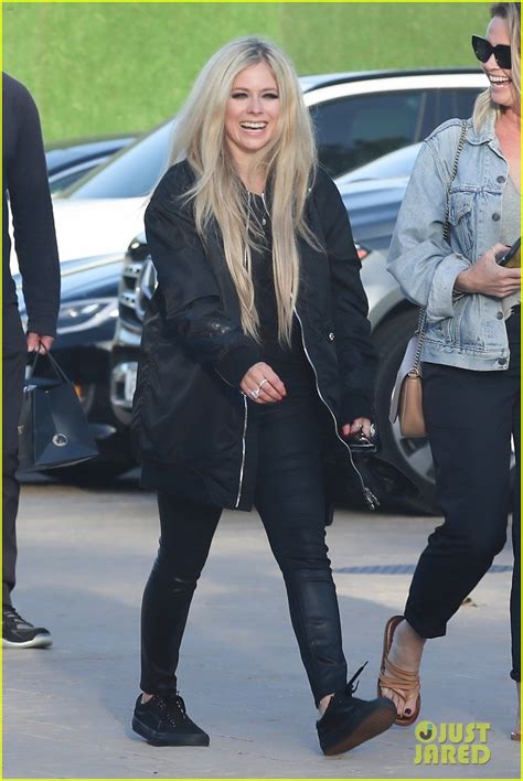 Avril Lavigne Is All Smiles After Grabbing Lunch With Friends Photo 4552733 Avril Lavigne