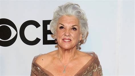 Murphy Brown Revival Adds Tyne Daly As Bar Owner Phils Sister Variety