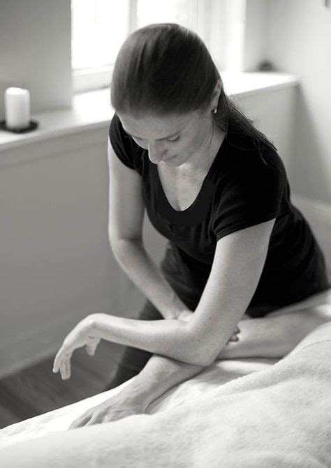 Shari Auth Performing Deep Tissue Massage Deeptissuemassagetherapy Deep Tissue Massage
