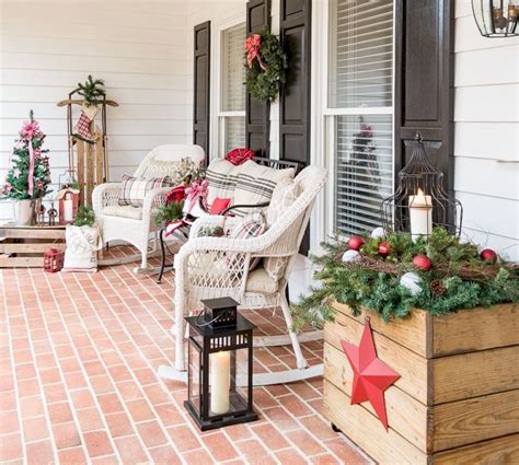 Gorgeous 70 Festive Farmhouse Christmas Porch Decorating Ideas