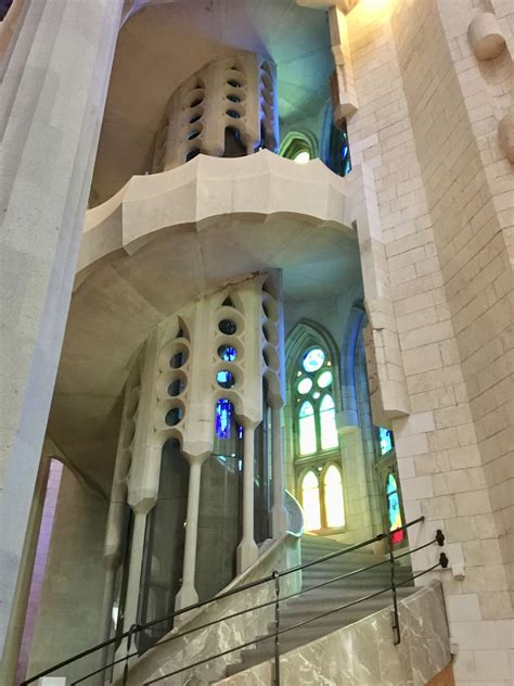 This Looks Like Part Of The Sagrada Familia Escaleras Escalera Caracol Arquitectura