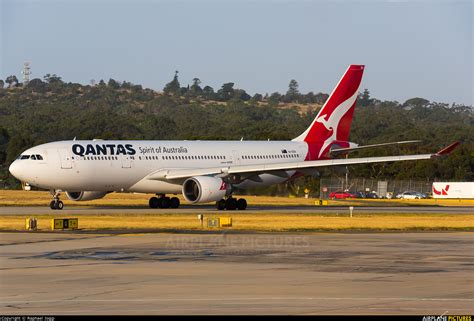 Vh Eba Qantas Airbus A330 200 At Melbourne Intl Vic Photo Id