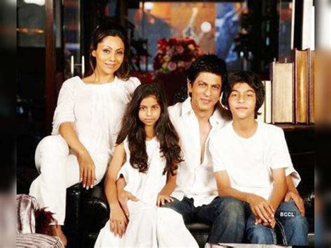 Shah Rukh Khan Poses With Wife Gauri Son Aryan And Daughter Suhana