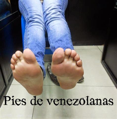 Beautiful And Cute Feet Hermosa Chica Posando